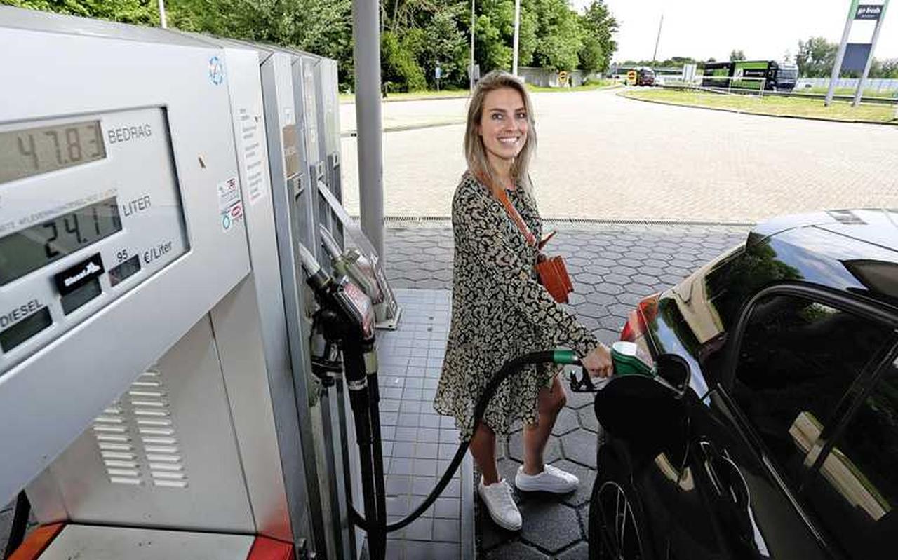 Automobiliste Tess blijft vrolijk, hoewel de teller bij de benzinepomp in Harderwijk harder dan ooit oploopt bij een prijs van 1,98 europer liter. Automobiliste Tess blijft vrolijk, hoewel de teller bij de benzinepomp in Harderwijk harder dan ooit oploopt bij een prijs van 1,98 europer liter.