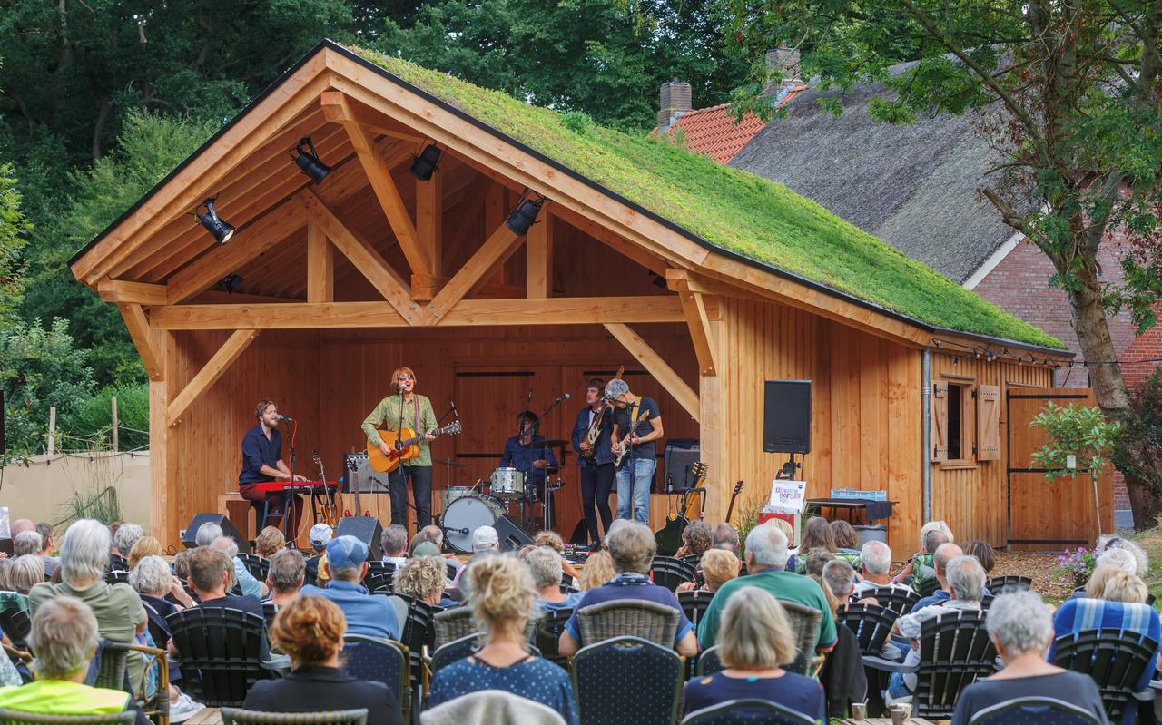 Optreden van de band Strange Brew in de tuin van café De Amer. Optreden van de band Strange Brew in de tuin van café De Amer.
