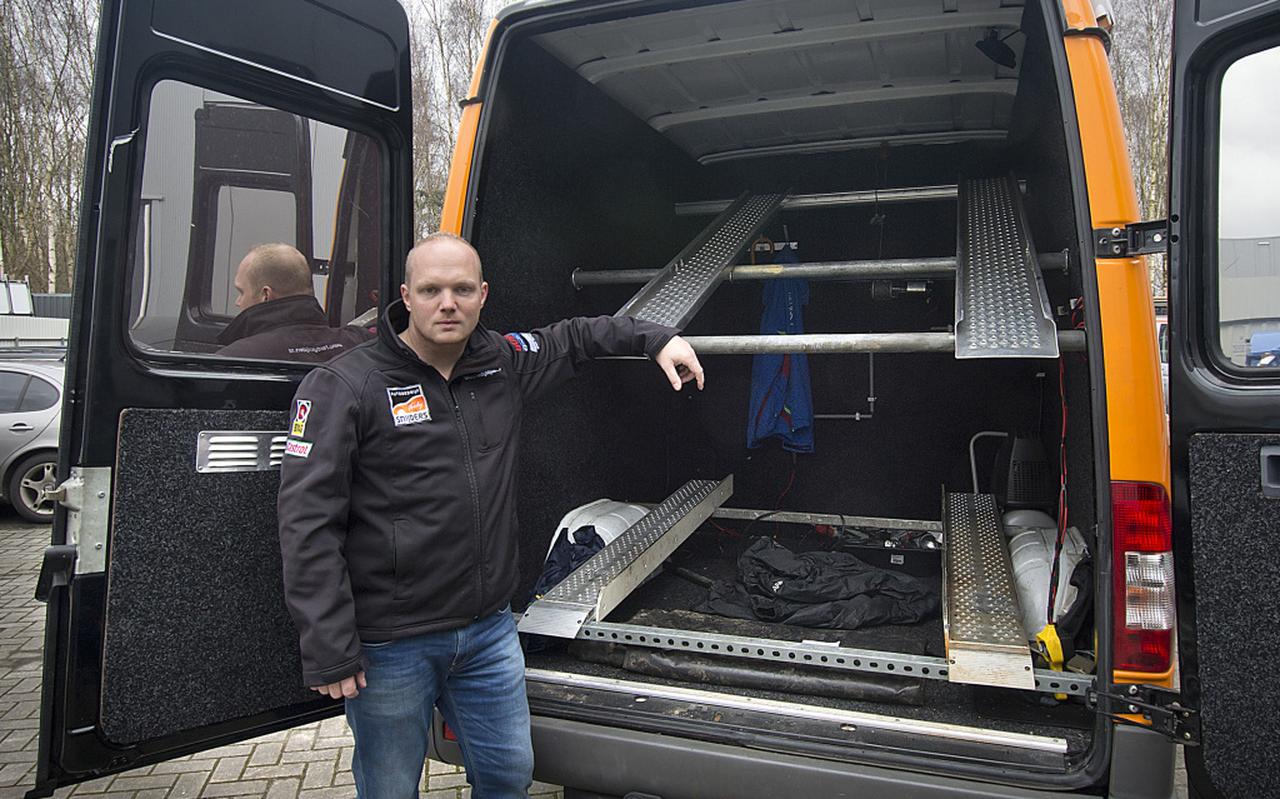 Ferdy Snijders bij zijn leeggeroofde racebus. Foto Jan Anninga Ferdy Snijders bij zijn leeggeroofde racebus. Foto Jan Anninga