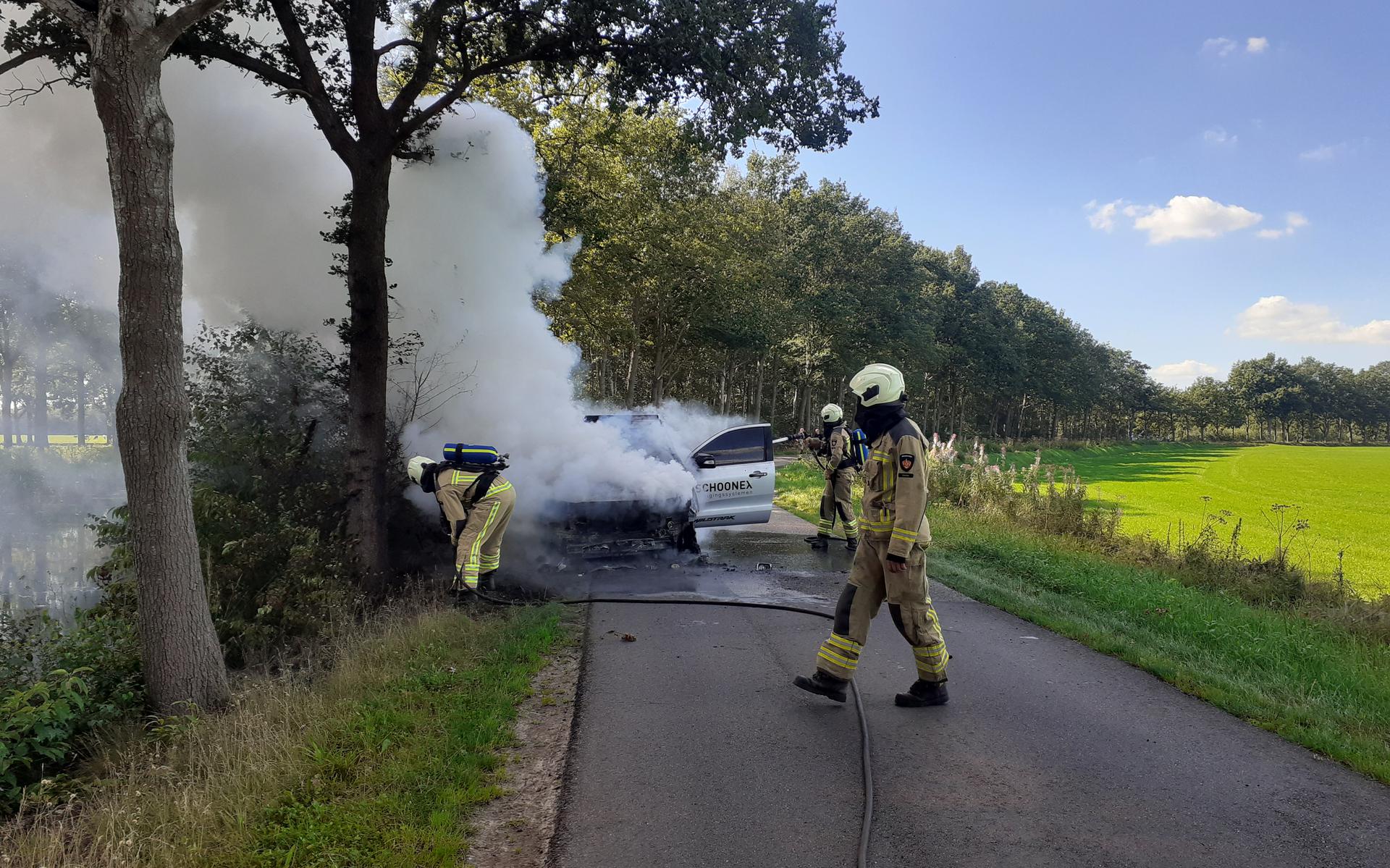 Autobrand tussen Dalen en Zwinderen.