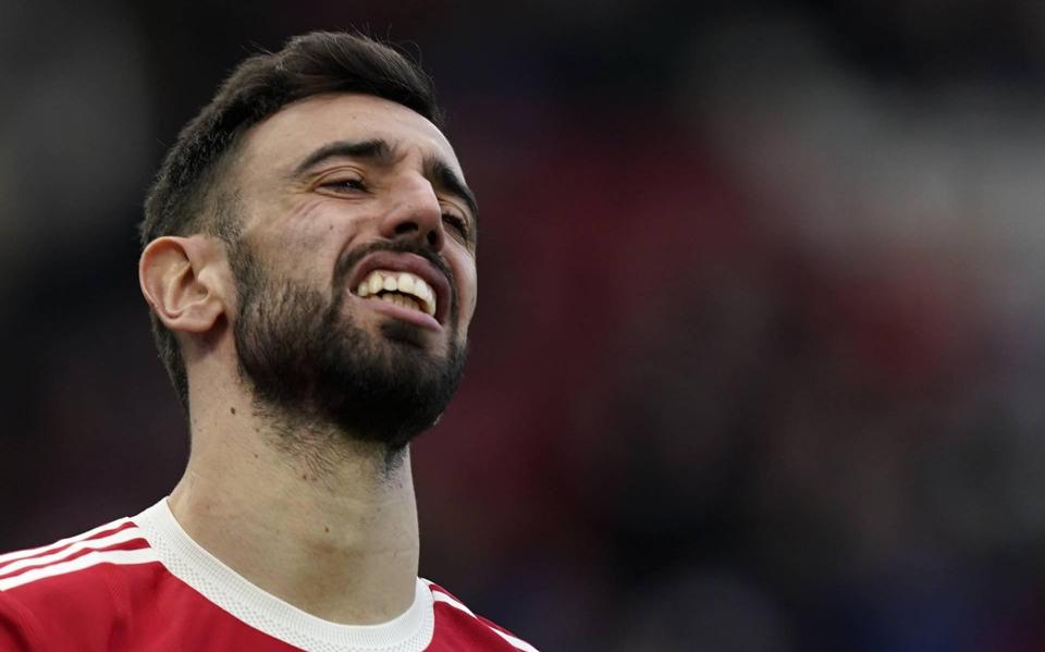 Manchester United-speler Fernandes ongedeerd na auto-ongeluk. Manchester United-speler Fernandes ongedeerd na auto-ongeluk.