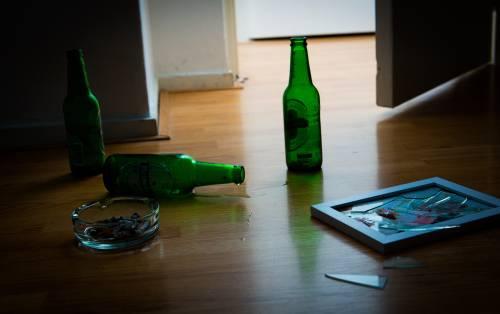 Huiselijk geweld in Assen: verslaafde man (25) slaat zwangere vrouw en schreeuwt doodsbedreigingen. 