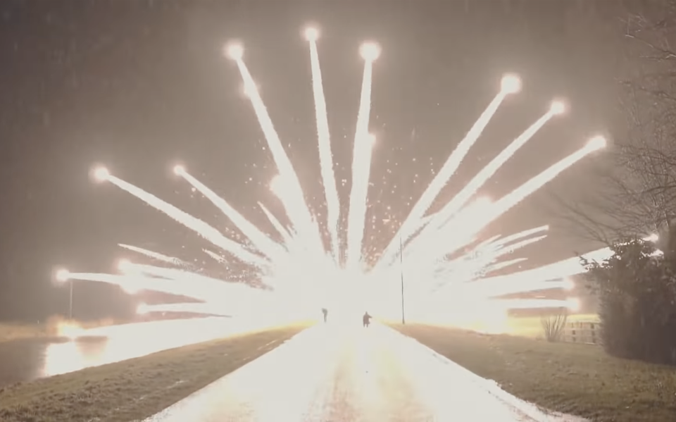 Beeld van een '8 inch shell', gefilmd door de inmiddels veroordeelde vuurwerkvlogger PoolseZebra. Beeld: YouTube