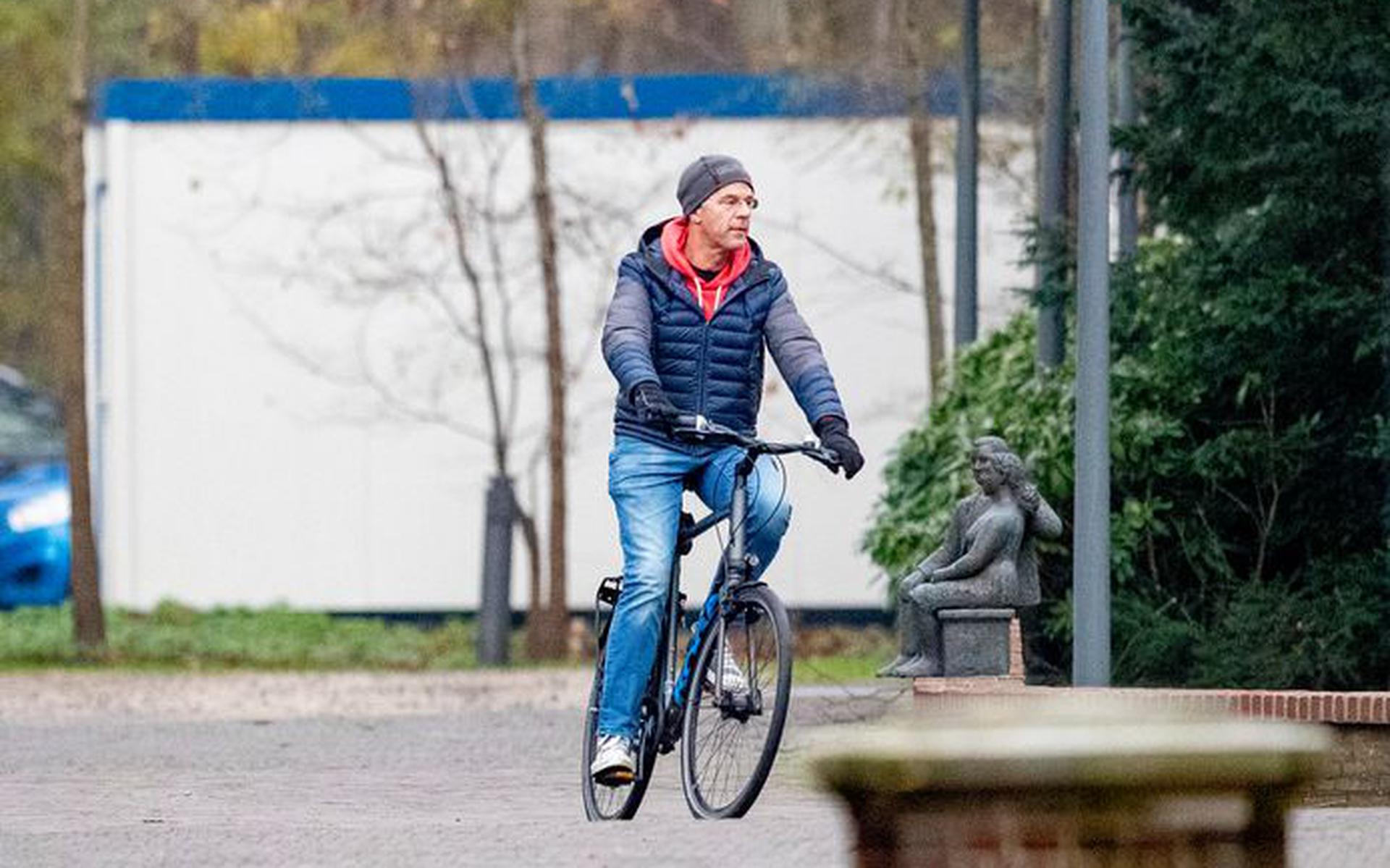 Premier Mark Rutte kwam eerder vandaag op de fiets aan bij het Catshuis voor een overleg met de ministers en deskundigen over de coronacrisis. 