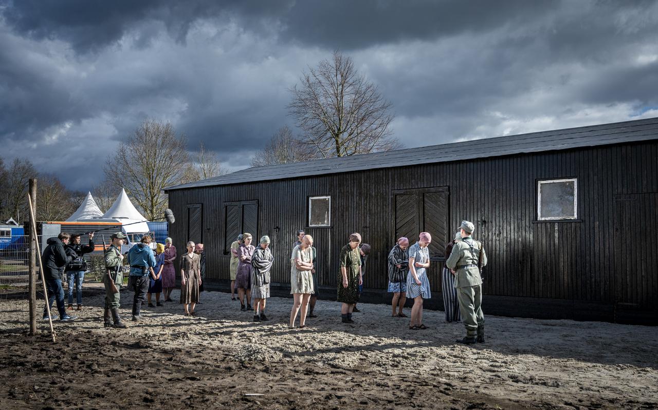 De periode die Anne Frank heeft doorgebracht in de concentratiekampen Westerbork, Auschwitz en Bergen-Belsen wordt verfilmd in het Drentse Zuidwolde. Bij een barak die in de oorlog dienstdeed in een
werkkamp voor Joden in het nabijgelegen Linde is een filmset zo realistisch mogelijk ingericht. De periode die Anne Frank heeft doorgebracht in de concentratiekampen Westerbork, Auschwitz en Bergen-Belsen wordt verfilmd in het Drentse Zuidwolde. Bij een barak die in de oorlog dienstdeed in een
werkkamp voor Joden in het nabijgelegen Linde is een filmset zo realistisch mogelijk ingericht.