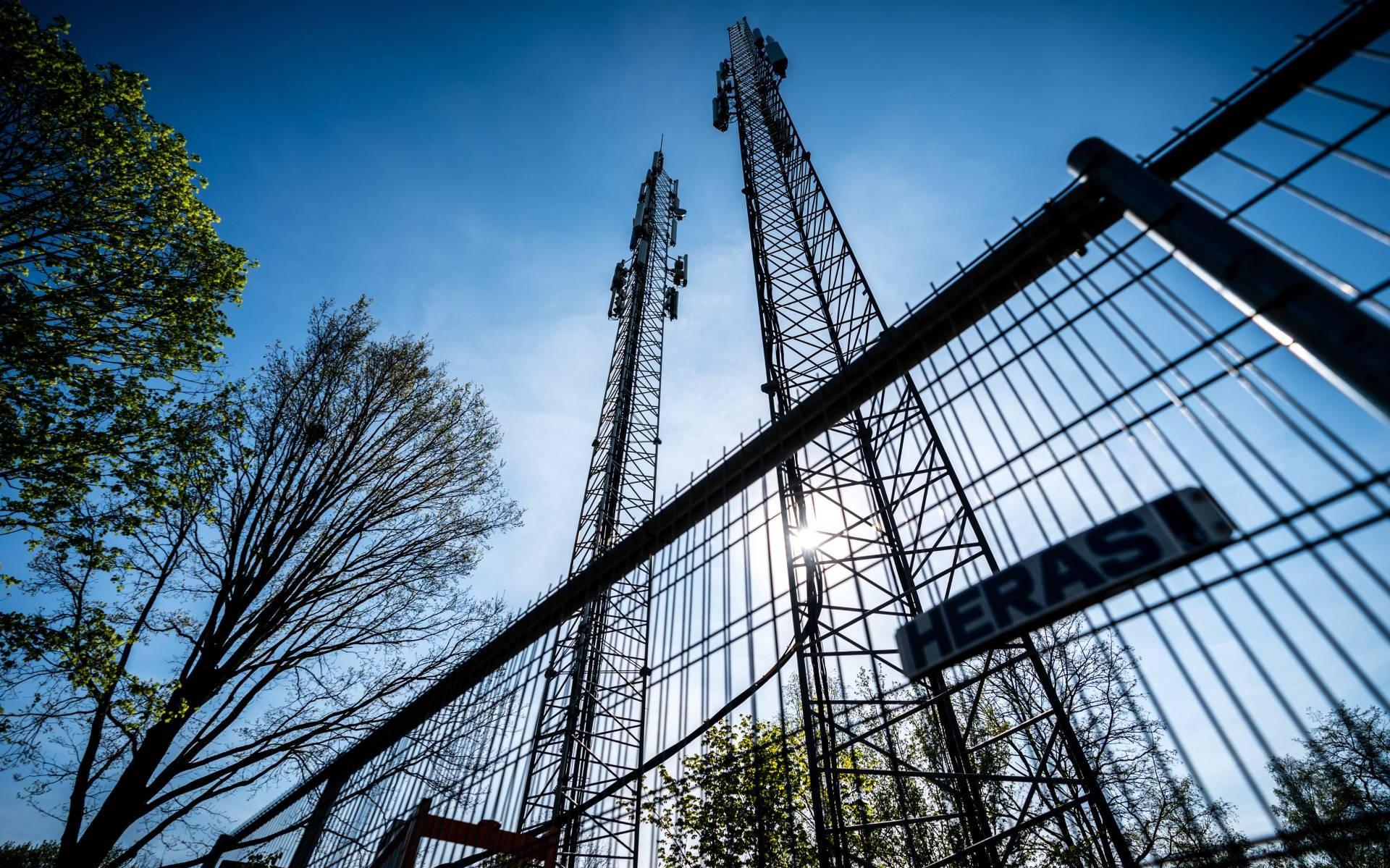 Vrouw klimt bovenop zendmast in Bemmel