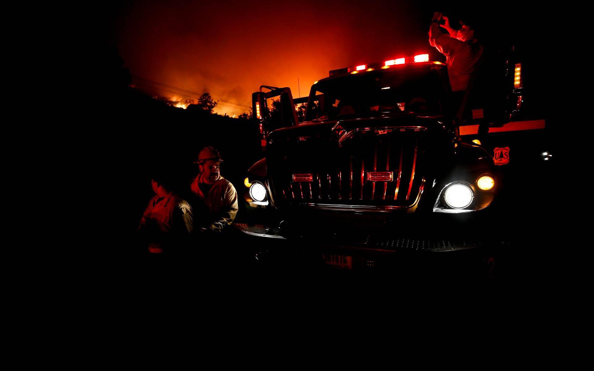 Tientallen mensen geëvacueerd tijdens branden bosgebied VS