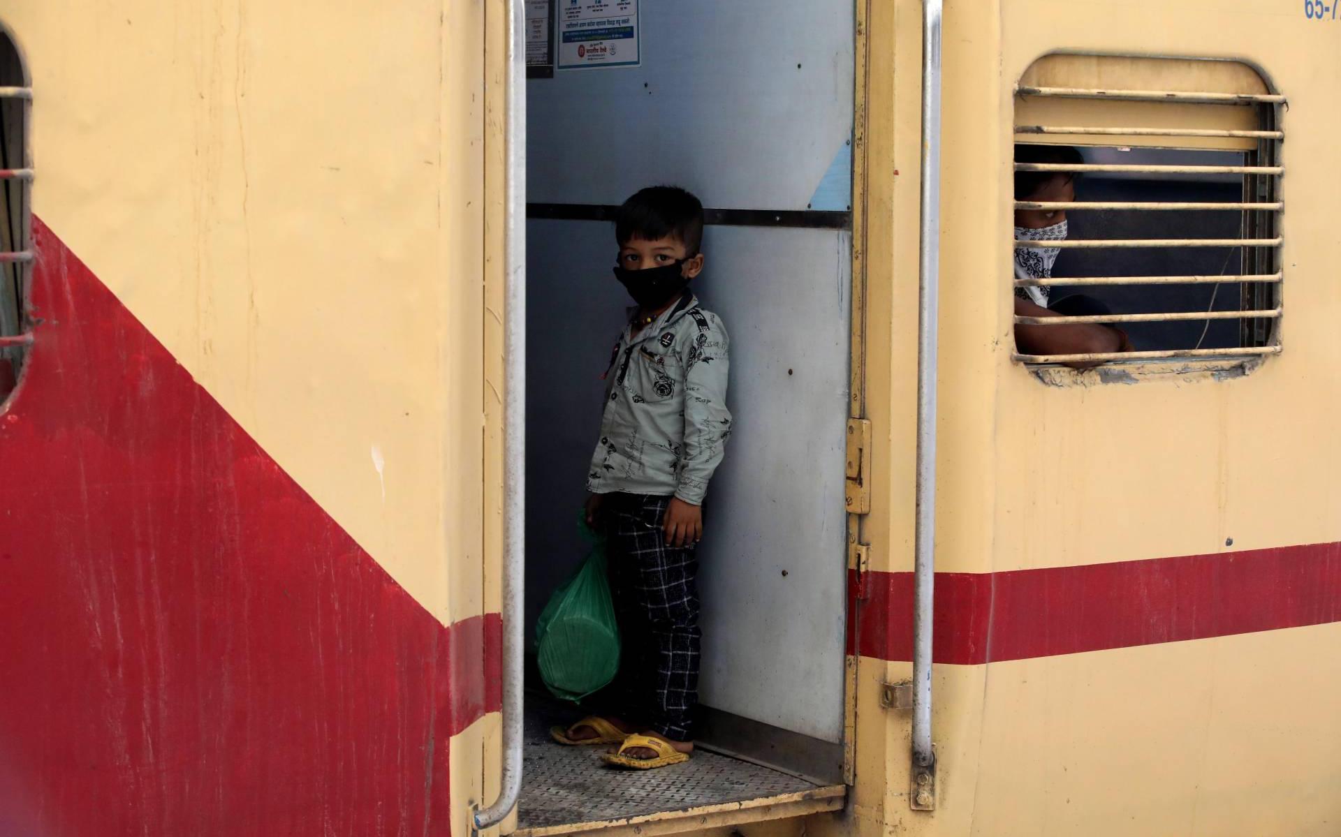 Treinen India gaan weer rijden: stormloop op kaartjes