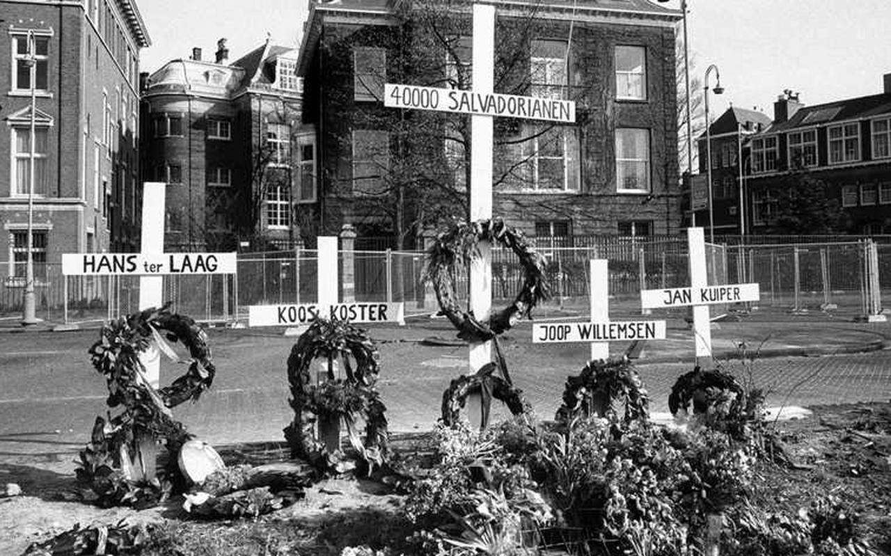 Amsterdam, maart 1982 Bloemen, kransen en kruisen voor de vier vermoorde journalisten bij het Amerikaanse consulaat