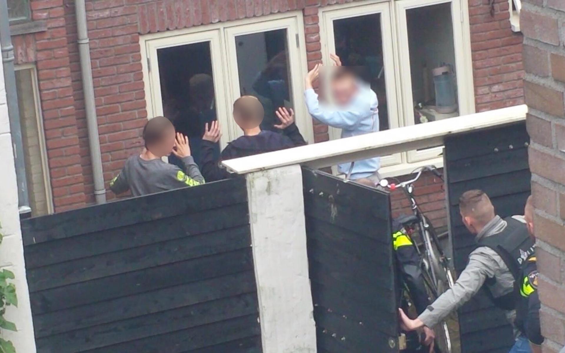 Het moment dat de politie de drie jongens arresteert. FOTO EIGEN FOTO