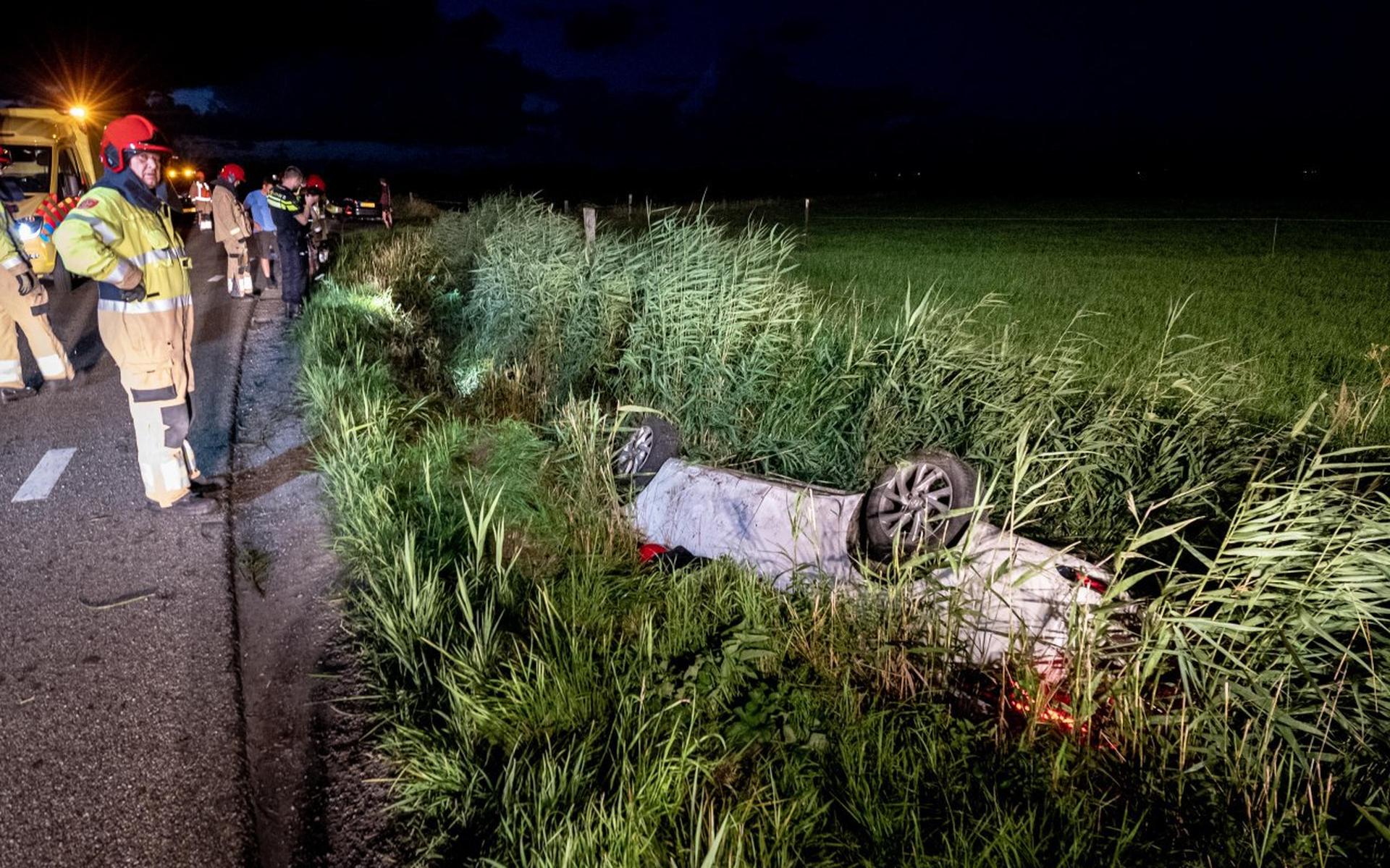 Automobilist rijdt tussen Saaksum en Warfhuizen rechtdoor in de bocht en eindigt ondersteboven in sl