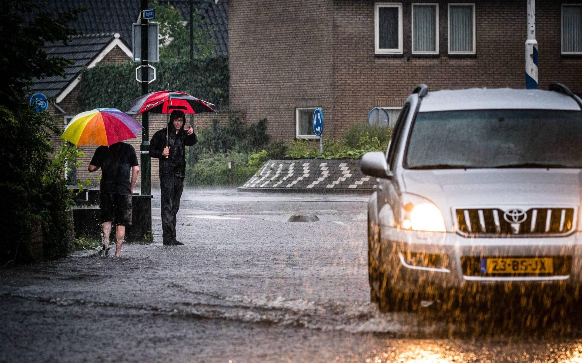 Kans Op Wateroverlast Door Overtrekkende Onweersbuien - Dagblad Van Het ...