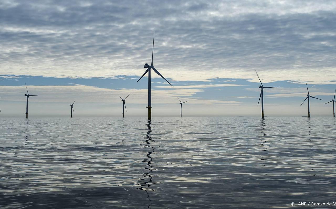 Op de Noordzee komen ver uit de kust meer windparken en gaswinningslocaties.