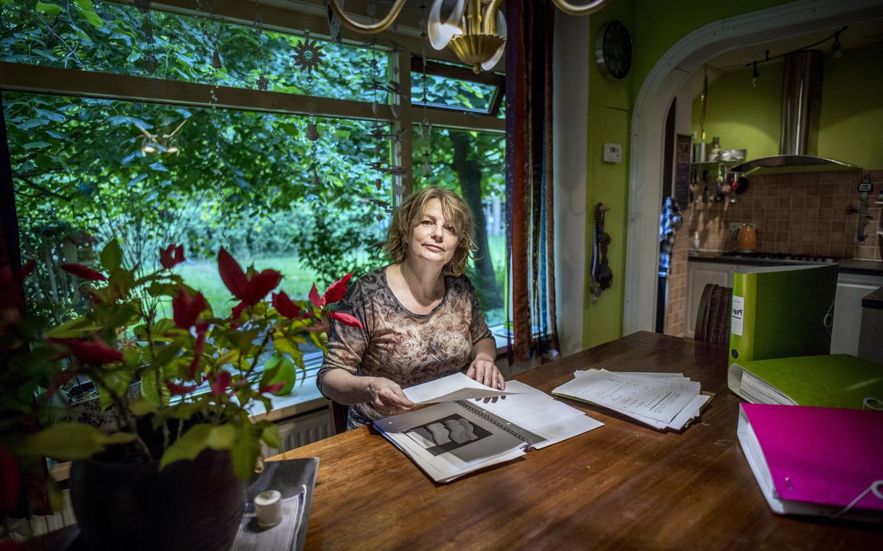 Nicole van Eijkern aan de keukentafel van haar woning aan de Tolweg in Apingedam.
