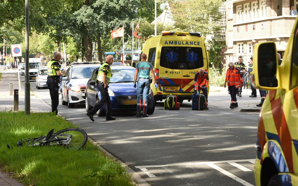 Fietser raakt ernstig gewond bij botsing met auto op kruising in Emmen. Slachtoffer met trauma-arts met spoed naar ziekenhuis.