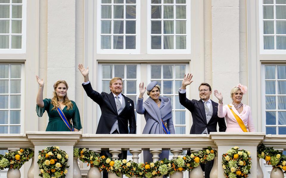 Prinses Amalia, koning Willem-Alexander, koningin Maxima, prins Constantijn en prinses Laurentien (vlnr) tijdens de balkonscene op Paleis Noordeinde.