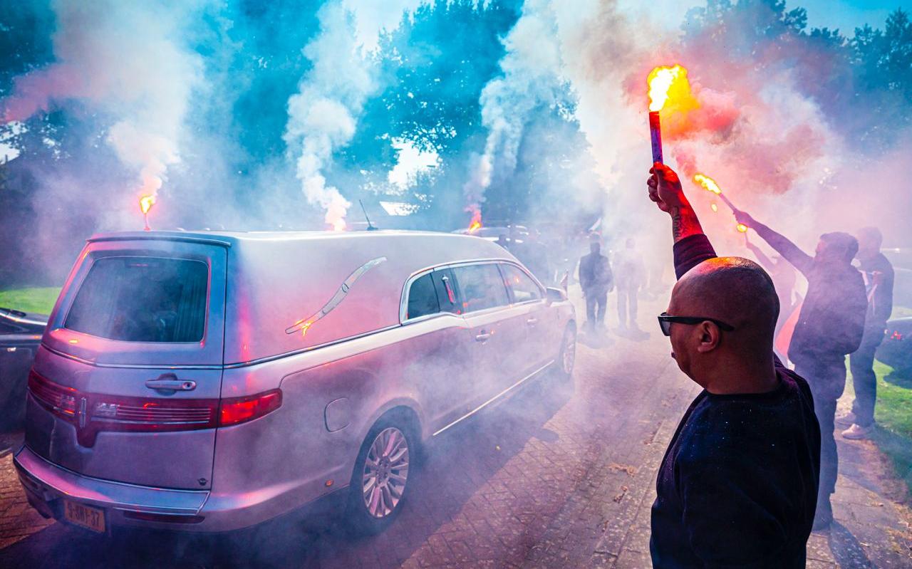 Brandende fakkels begeleiden de rouwauto met daarin Junus Ririmasse. Brandende fakkels begeleiden de rouwauto met daarin Junus Ririmasse.