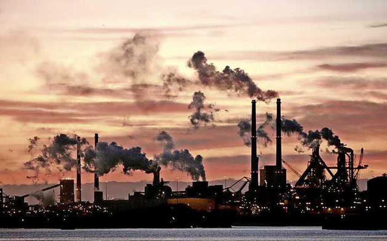 Het recht om CO 2 uit te mogen stoten wordt duurder, wat energieleveranciers doorberekenen in HUN energieprijzen. Het recht om CO 2 uit te mogen stoten wordt duurder, wat energieleveranciers doorberekenen in HUN energieprijzen.