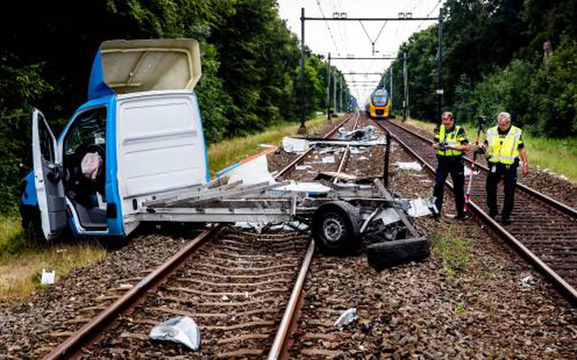 Drie Gewonden Door Botsing Trein En Bestelbus - Dagblad Van Het Noorden