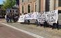 Supporters van de krakers van het Heerenhuis verzamelen zich met spandoeken voor de rechtbank in Leeuwarden.