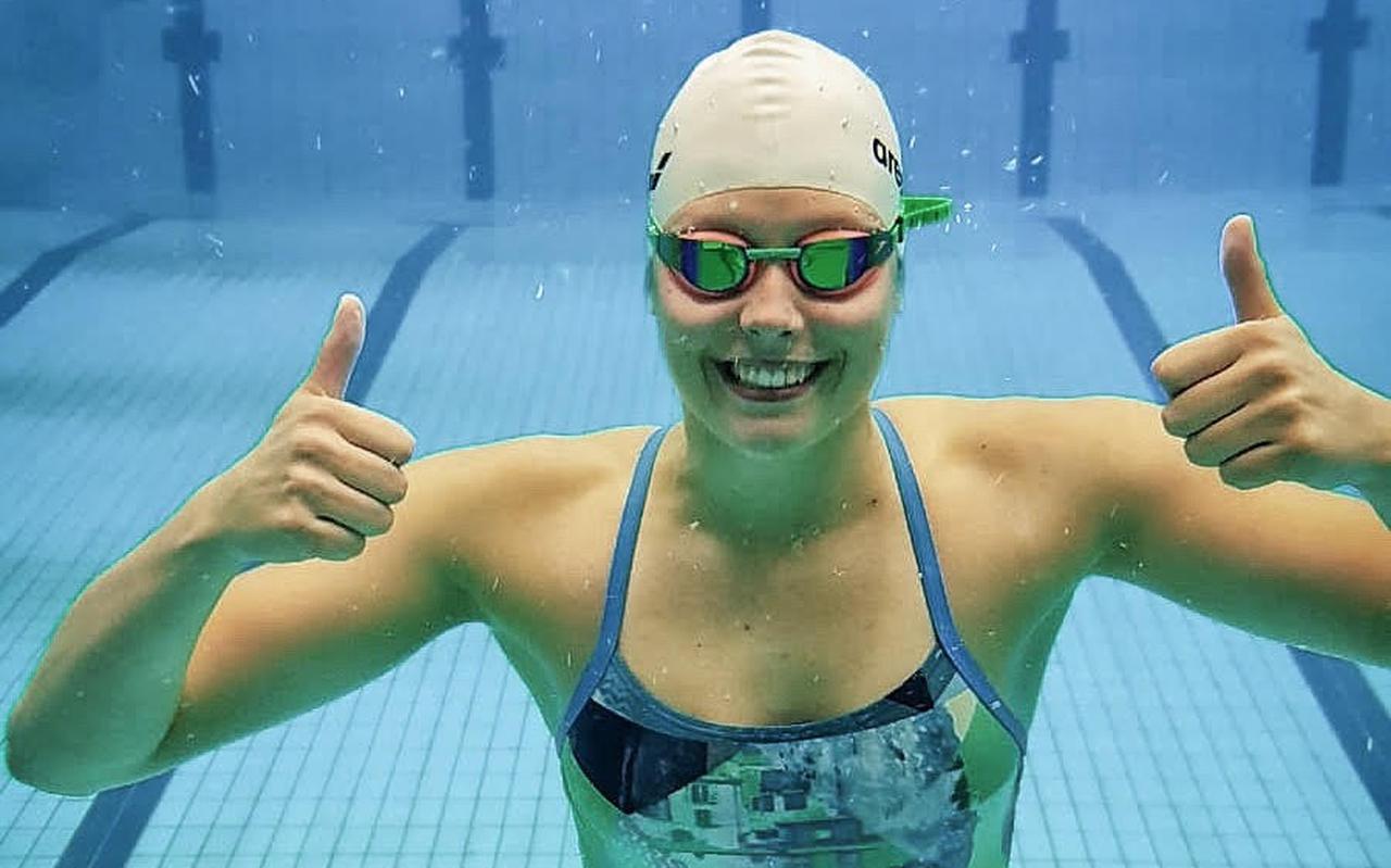 Van watervrees is bij Saranda Hofstra niets meer te merken. De 24-jarige zwemster uit Emmen geldt als een van de grootste talenten van de regio.
