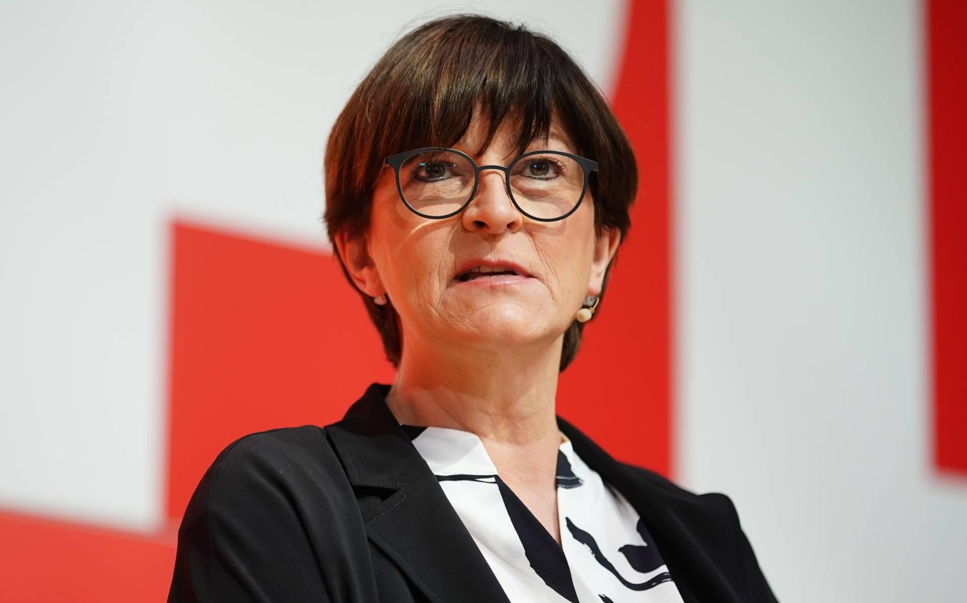 SPD-voorzitter roept oud-kanselier Schröder op partij te verlaten - Dagblad van het Noorden