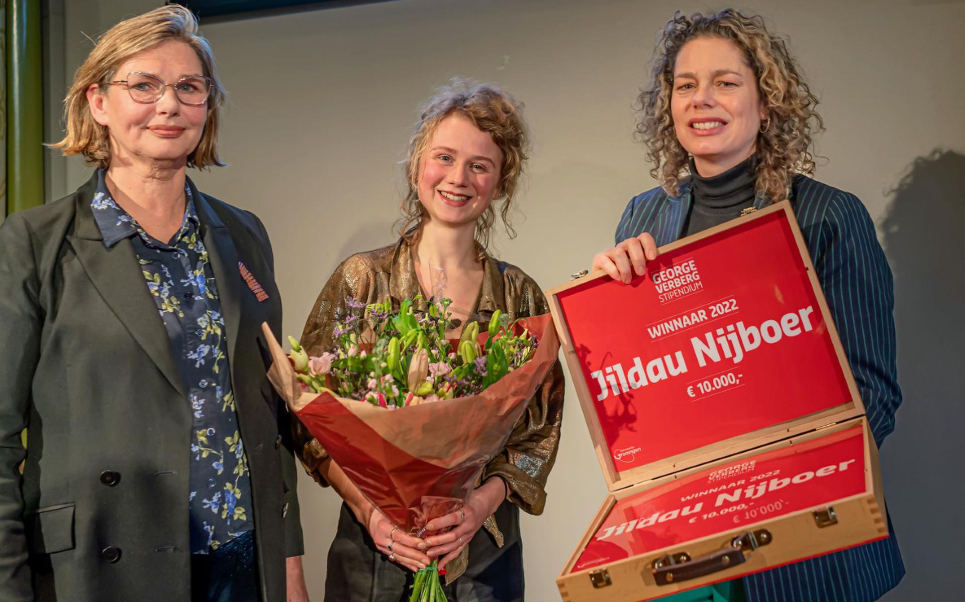 Kunstenaar Jildau Nijboer temidden van juryvoorziiter Dorothea van der Meulen (links) en wethouder Kirsten de Wrede.