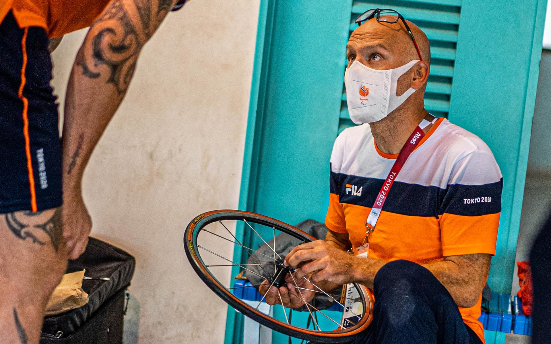 Materiaalman uit Wapserveen redt Belgische kampioen op Paralympische Spelen na drie lek gestoken ban