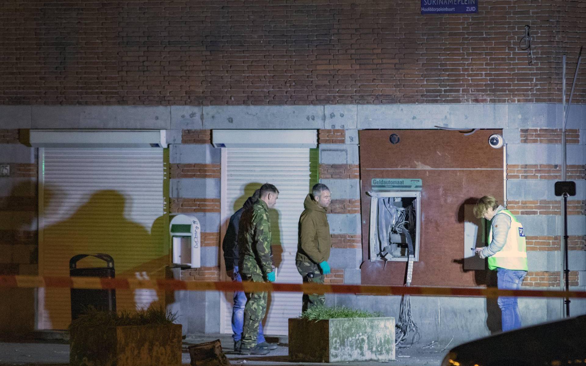 Rechercheteams in Amsterdam onderzoeken plofkraken en explosies.