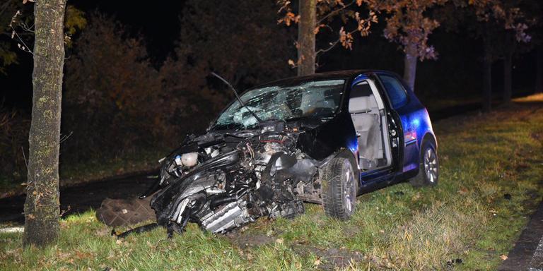 Coevorden: automobilist gewond bij botsing tegen boom.