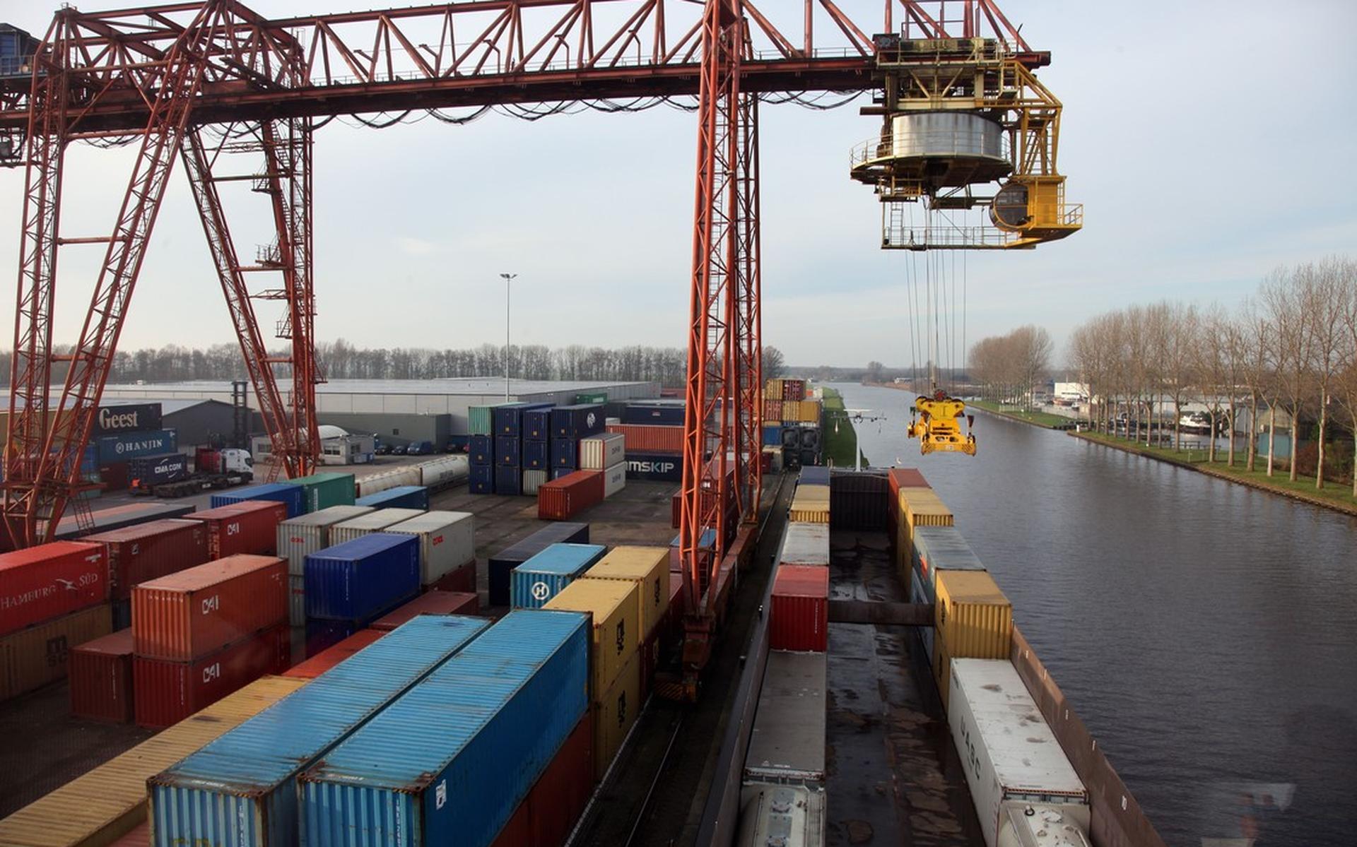 Mannen uit Eindhoven en Rotterdam knippen 43 zeecontainers open in Meppel. Politie geeft ze ook boet