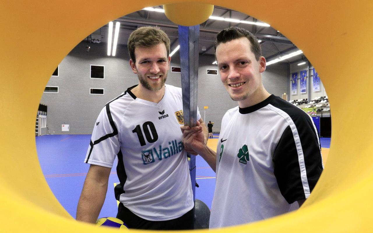 Korfbal-internationals Shay Conroy (rechts) uit Ierland en de Duister Sven Müller. FOTO JAN WILLEM VAN VLIET Korfbal-internationals Shay Conroy (rechts) uit Ierland en de Duister Sven Müller. FOTO JAN WILLEM VAN VLIET