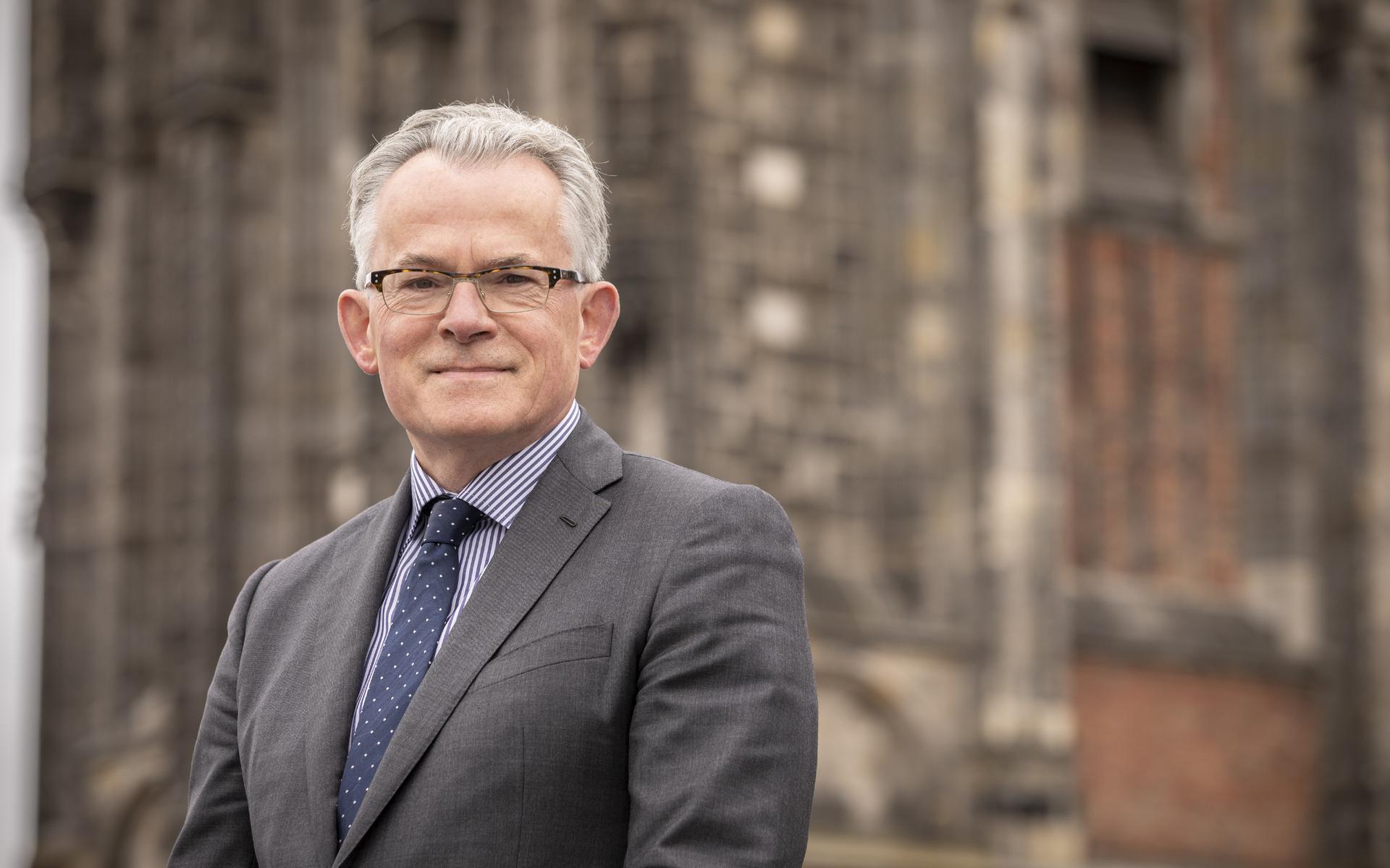 Burgemeester Koen Schuiling hijst maandag de Molukse vlag om komst militairen en hun gezinnen uit Mo