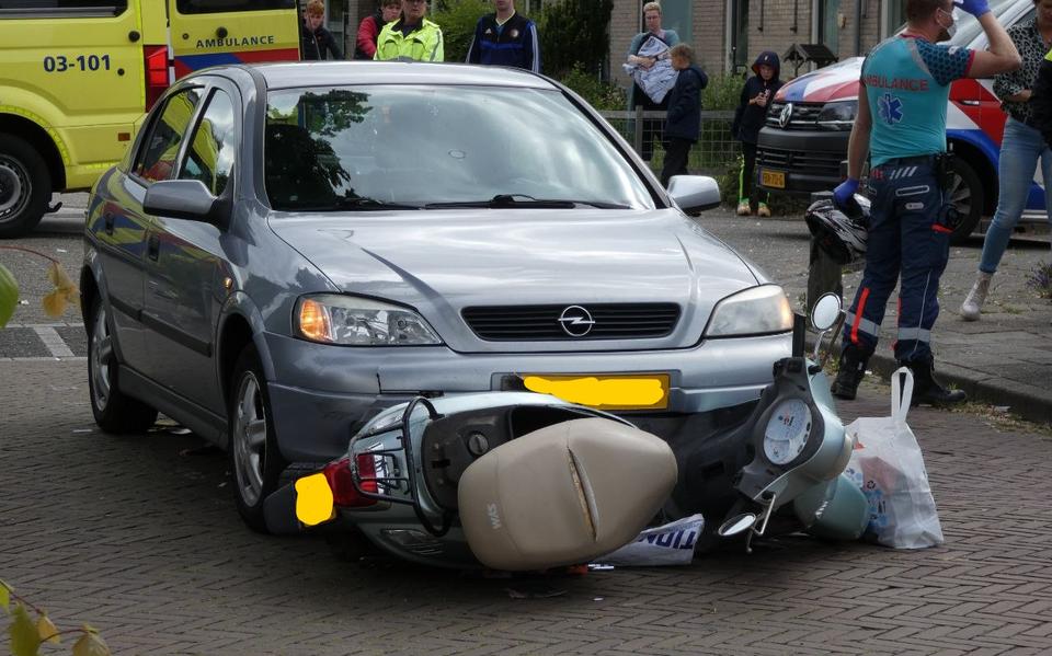 Scooterrijder gewond bij botsing met auto in Smilde. Scooterrijder gewond bij botsing met auto in Smilde.