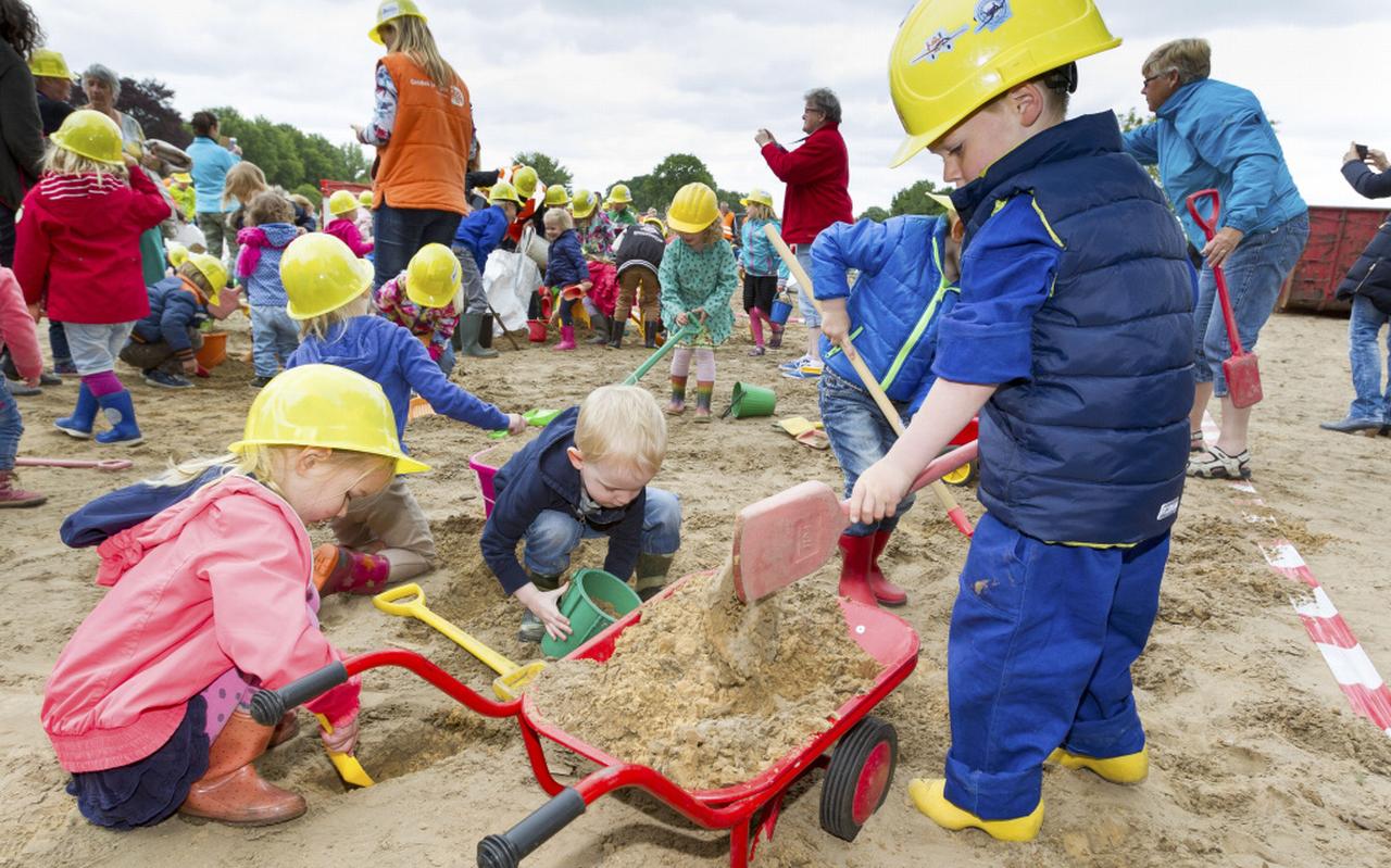 Gewapend met schepjes en emmertjes groeven leerlingen afgelopen zomer de eerste meters zand weg. Gewapend met schepjes en emmertjes groeven leerlingen afgelopen zomer de eerste meters zand weg.