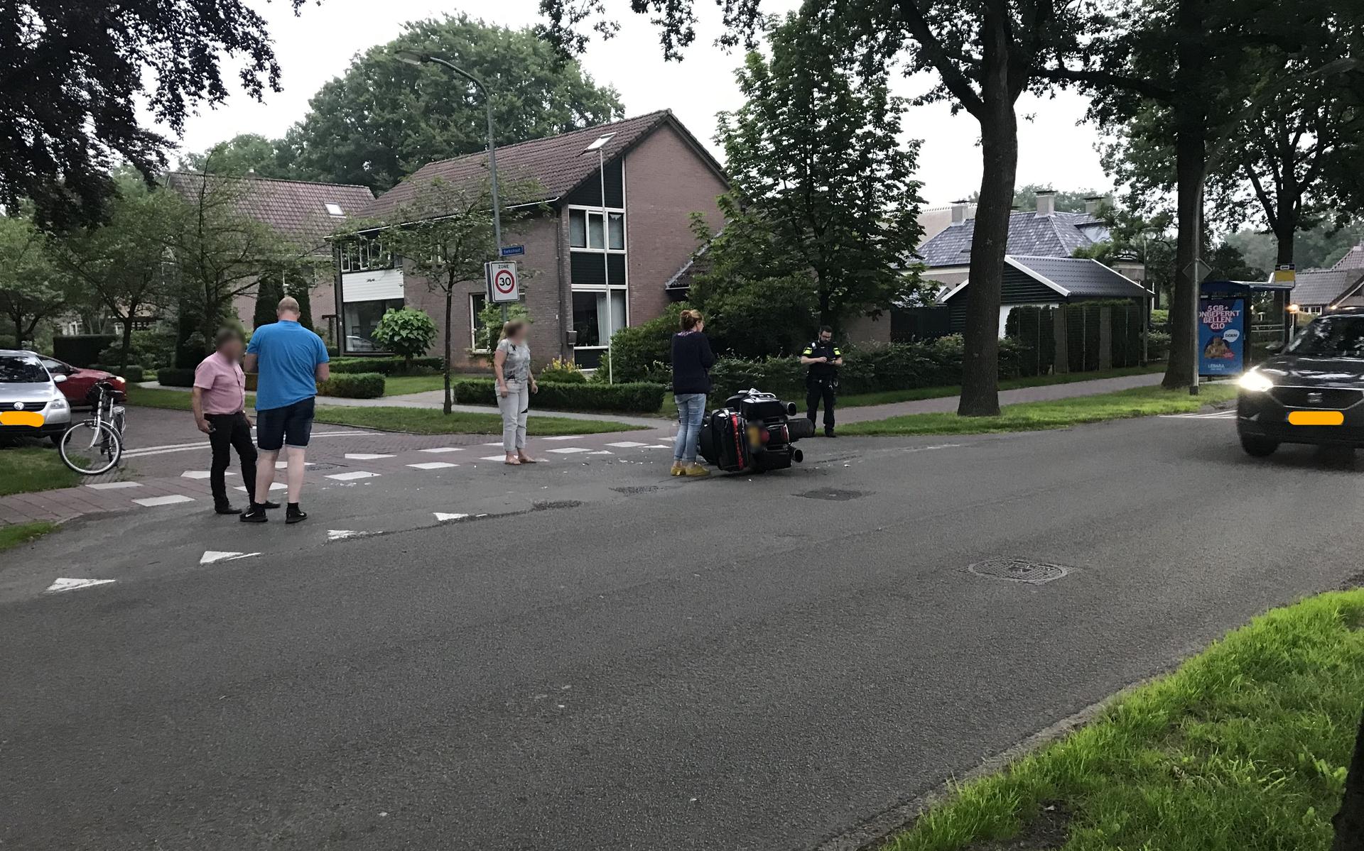 Motorrijder raakt gewond bij botsing met auto in hartje Aalden - Dagblad van het Noorden