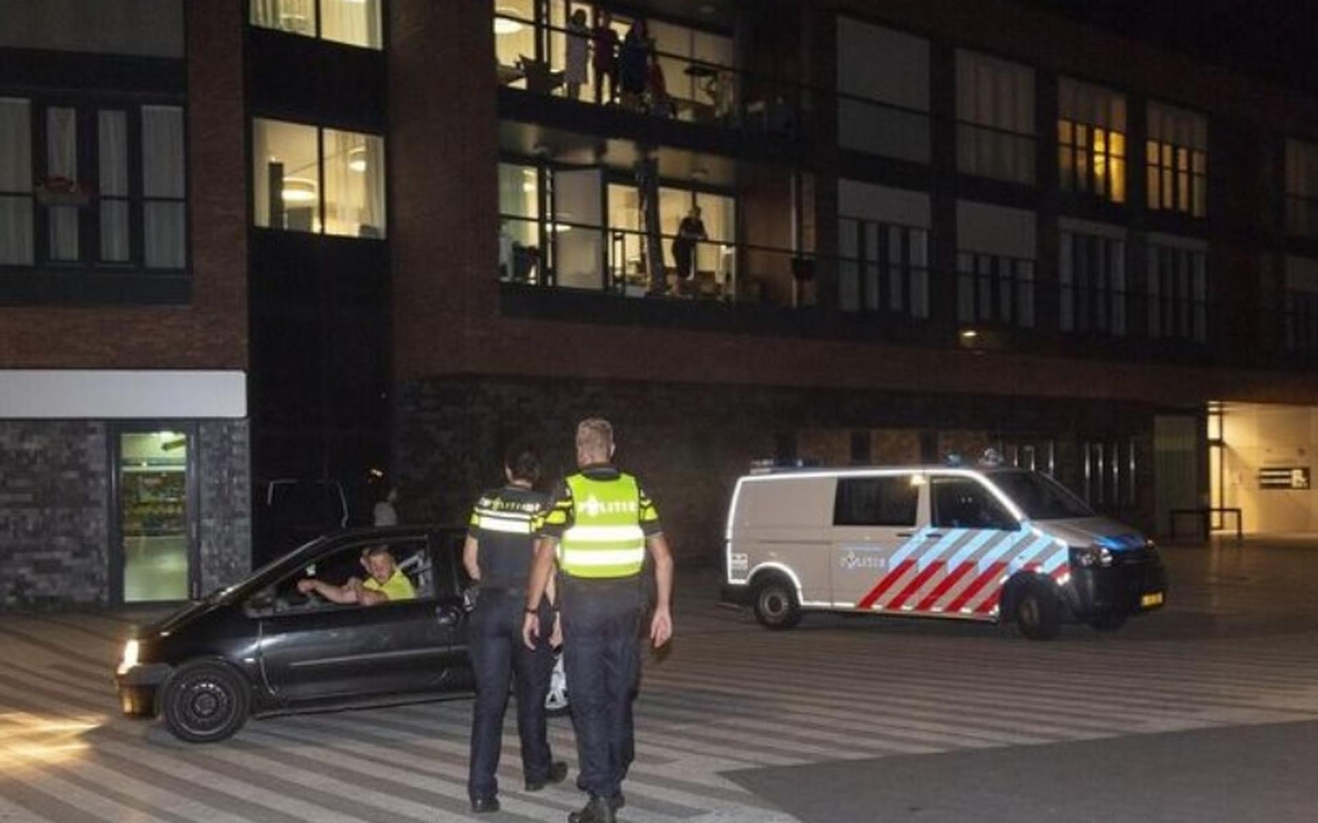 De politie controleerde mensen die zich ophielden bij winkelcentrum De Grote Beer en mfc De Magneet. Foto: Andre Weima 