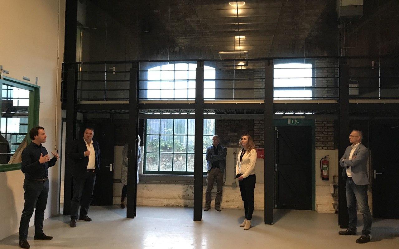 Links directeur van de Graanrepubliek Niels Grootenboer, daarnaast wethouder Erich Wunker, gedeputeerde Mirjam Wulfse (wit jasje) en rechts Laurens Speek (Hooghoudt). Links directeur van de Graanrepubliek Niels Grootenboer, daarnaast wethouder Erich Wunker, gedeputeerde Mirjam Wulfse (wit jasje) en rechts Laurens Speek (Hooghoudt).