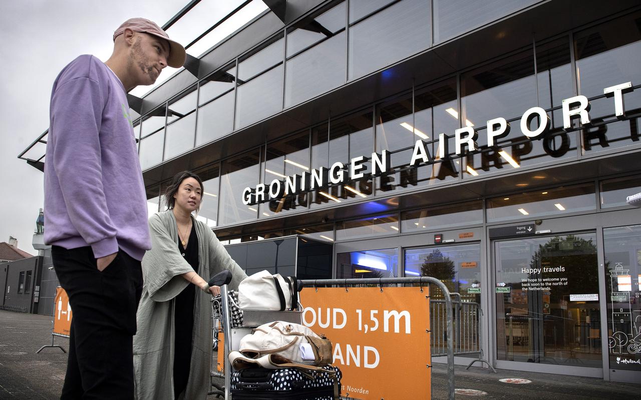 De eerste vakantievlucht naar Mallorca: Sonja Meetsma en Melcher Frankema uit Groningen voor de vertrekhal van Groningen Airport Eelde. De eerste vakantievlucht naar Mallorca: Sonja Meetsma en Melcher Frankema uit Groningen voor de vertrekhal van Groningen Airport Eelde.