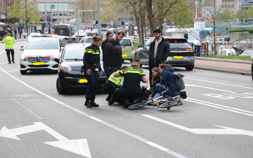 Fietser raakt gewond bij botsing met auto bij station Groningen.