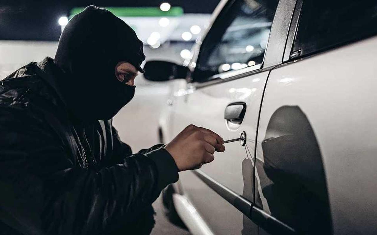 Dieven hebben steeds meer moeite met auto’s stelen, vanwege de verbeterde beveiliging. Dieven hebben steeds meer moeite met auto’s stelen, vanwege de verbeterde beveiliging.