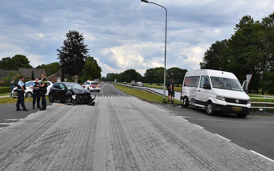 Automobiliste gewond bij botsing op N371 bij Havelterbrug. Weg tijdelijk afgesloten.