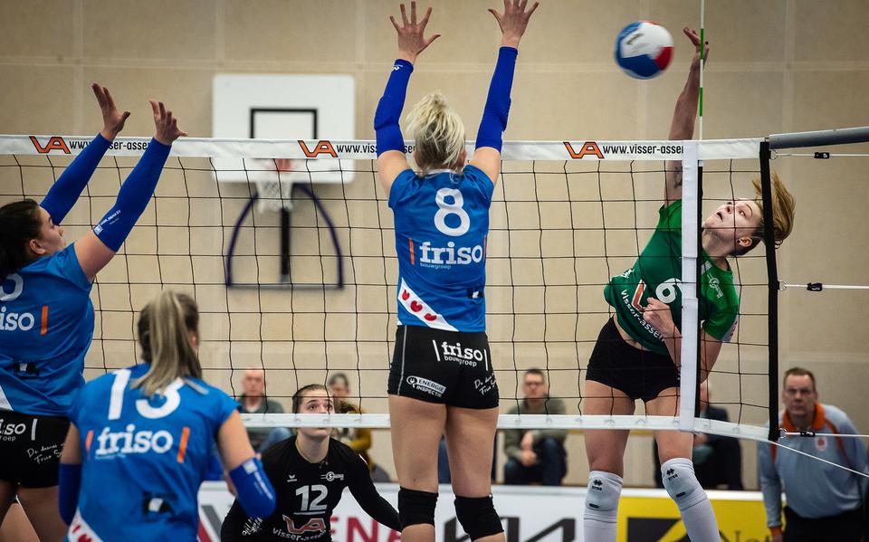 Sudosa-Desto-speelster Kirsten Wessels bestookt het blok van VC Sneek. Met nummer 8 Britt Schreurs van de Friese ploeg. 