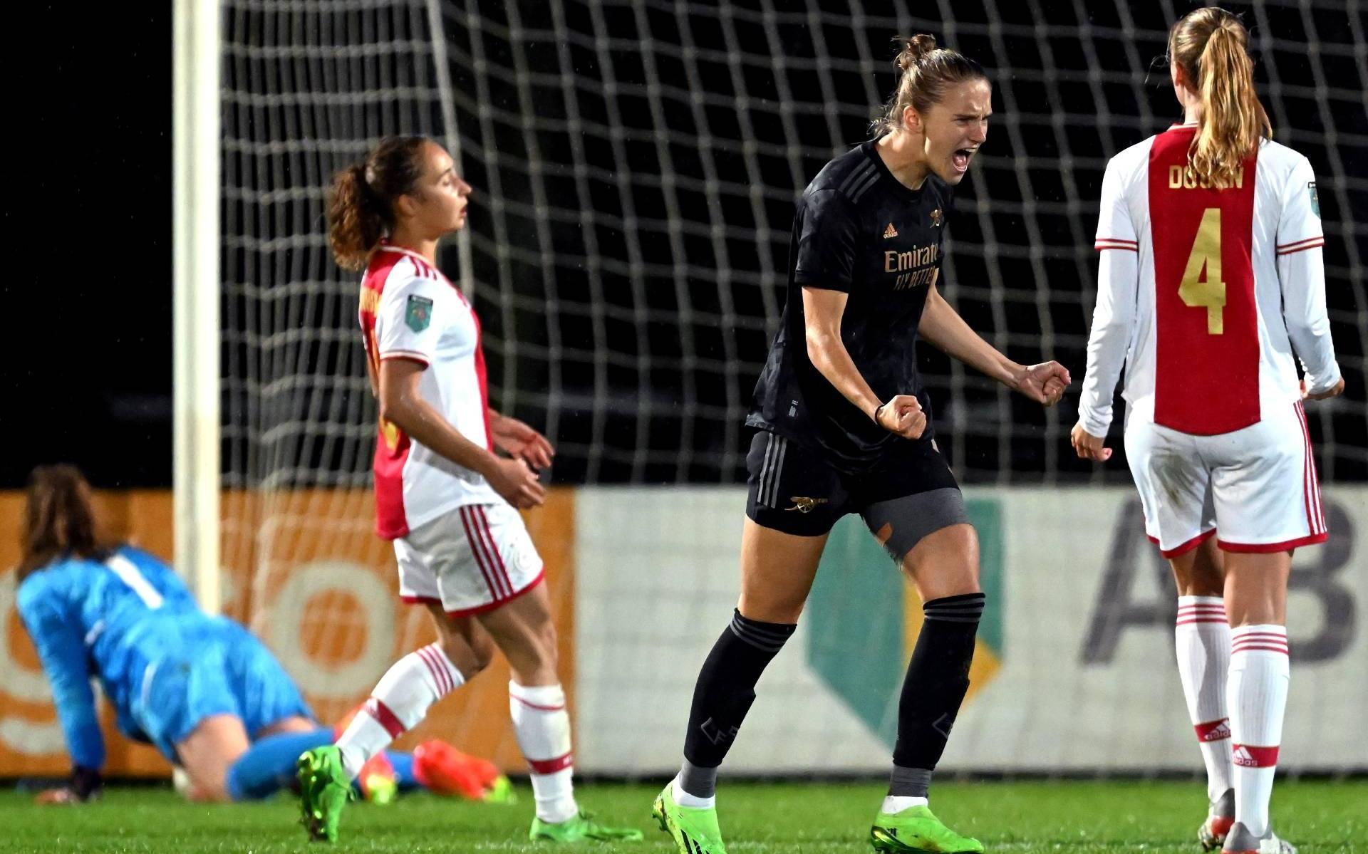 Miedema houdt voetbalsters Ajax uit de Champions League