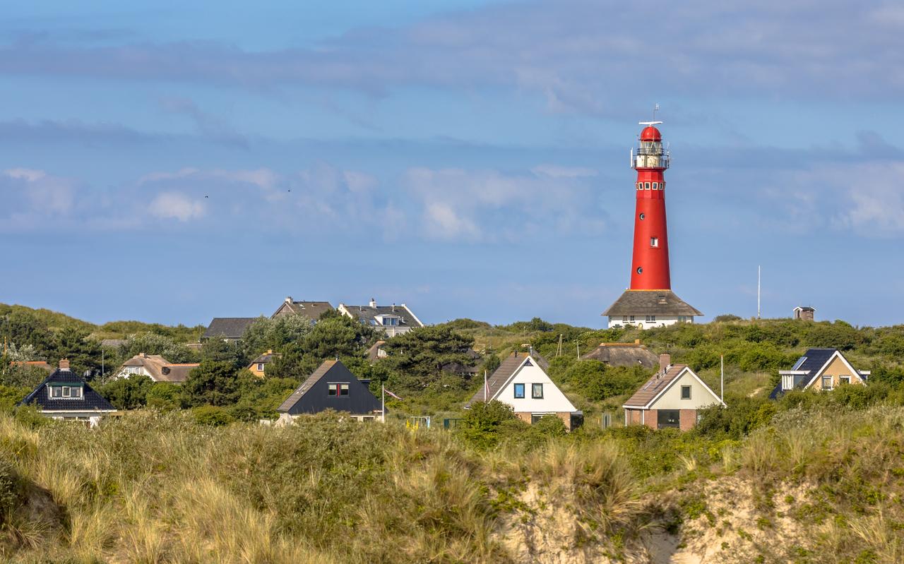 Duinwoningen rond het Torenbinnenpad en de vuurtoren (of Noordertoren) op Schiermonnikoog. Duinwoningen rond het Torenbinnenpad en de vuurtoren (of Noordertoren) op Schiermonnikoog.