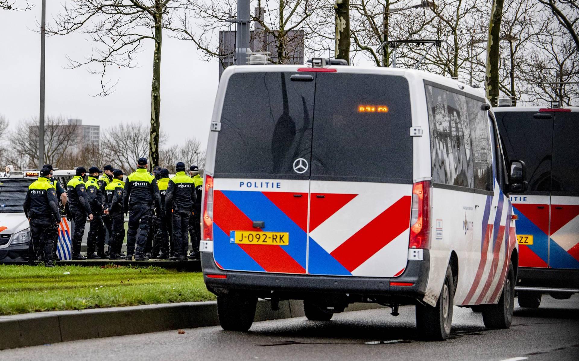 Politie Drijft Relschoppers Bij Kuip Uiteen - Dagblad Van Het Noorden