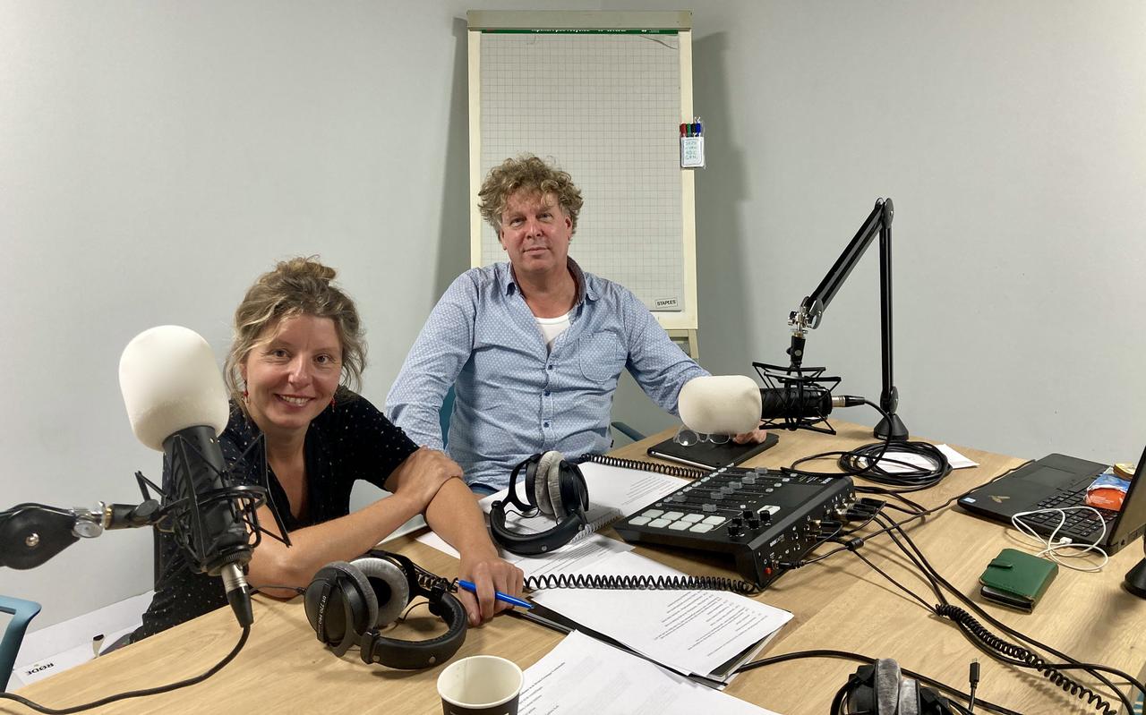 Kirsten van Santen en Joep van Ruiten: ,,Als iemand het moet doen, dan zijn dat de cultuurjournalisten van Dagblad van het Noorden en Leeuwarder Courant. Of we dat ook kunnen? Tuurlijk, het is ons vak. Toch is het een sprong in het diepe.” Kirsten van Santen en Joep van Ruiten: ,,Als iemand het moet doen, dan zijn dat de cultuurjournalisten van Dagblad van het Noorden en Leeuwarder Courant. Of we dat ook kunnen? Tuurlijk, het is ons vak. Toch is het een sprong in het diepe.”