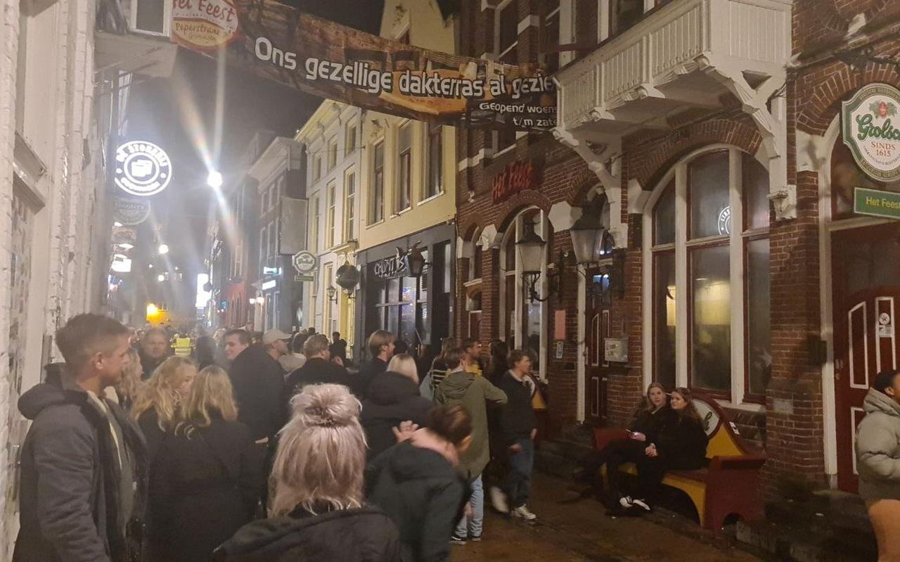 Wachtenden voor Het Feest in Groningen, dat zegt niet dicht te gaan. Wachtenden voor Het Feest in Groningen, dat zegt niet dicht te gaan.