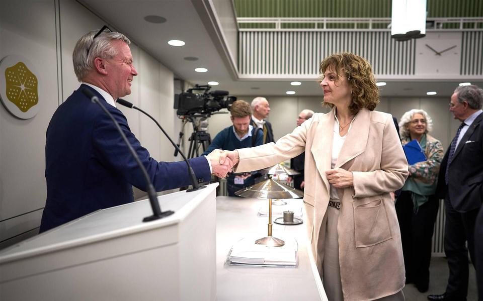 Staatssecretaris Eric van der Burg schudt VVD-fractievoorzitter in de Eerste Kamer Edith Schippers de hand nadat duidelijk is geworden dat zijn spreidingswet het gaat halen met steun van de VVD.  