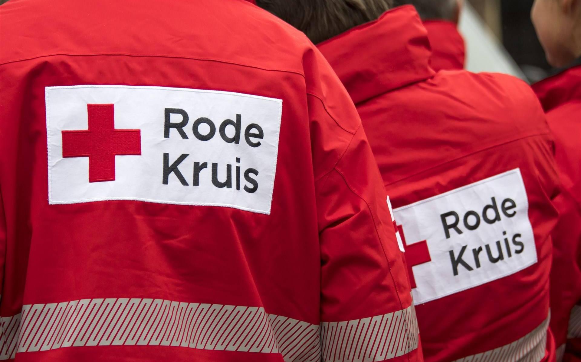 Vrijwilligers Rode Kruis helpen politie bij zoeken naar vermisten.